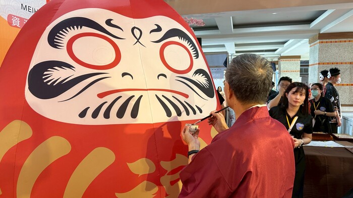 校長替達摩點睛儀式