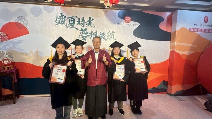 校長辦贈畢業生特色獎狀合影