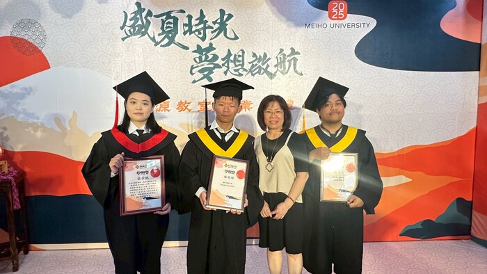 屏東特資中心主任與畢業生合影
