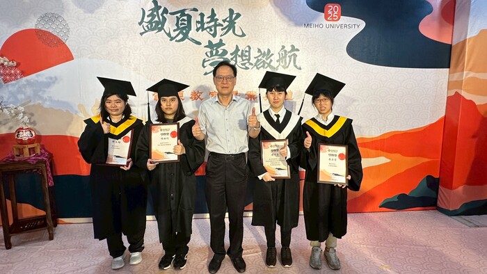 鍾副校長與畢業生合影