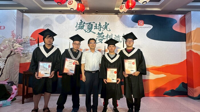 楊副校長與畢業生合影