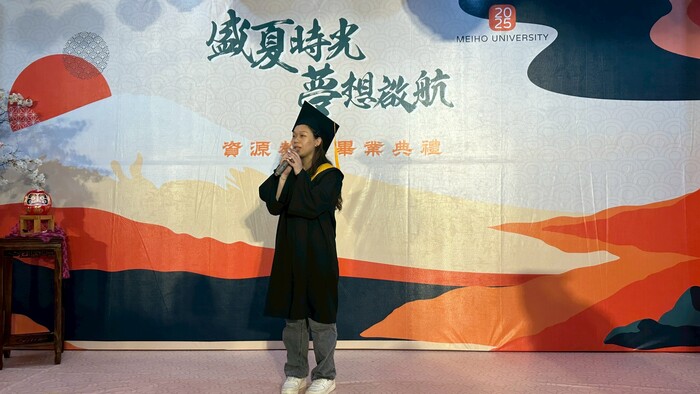 畢業生代表陳同學致詞