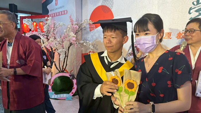學生獻花給老師