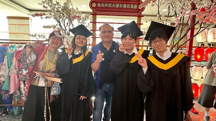 學務長與副學務長跟畢業生合影