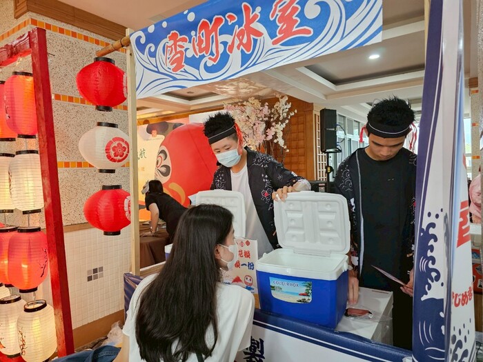 美食攤位由二位資源教室同學負責!同時學習職業相關態度與知識